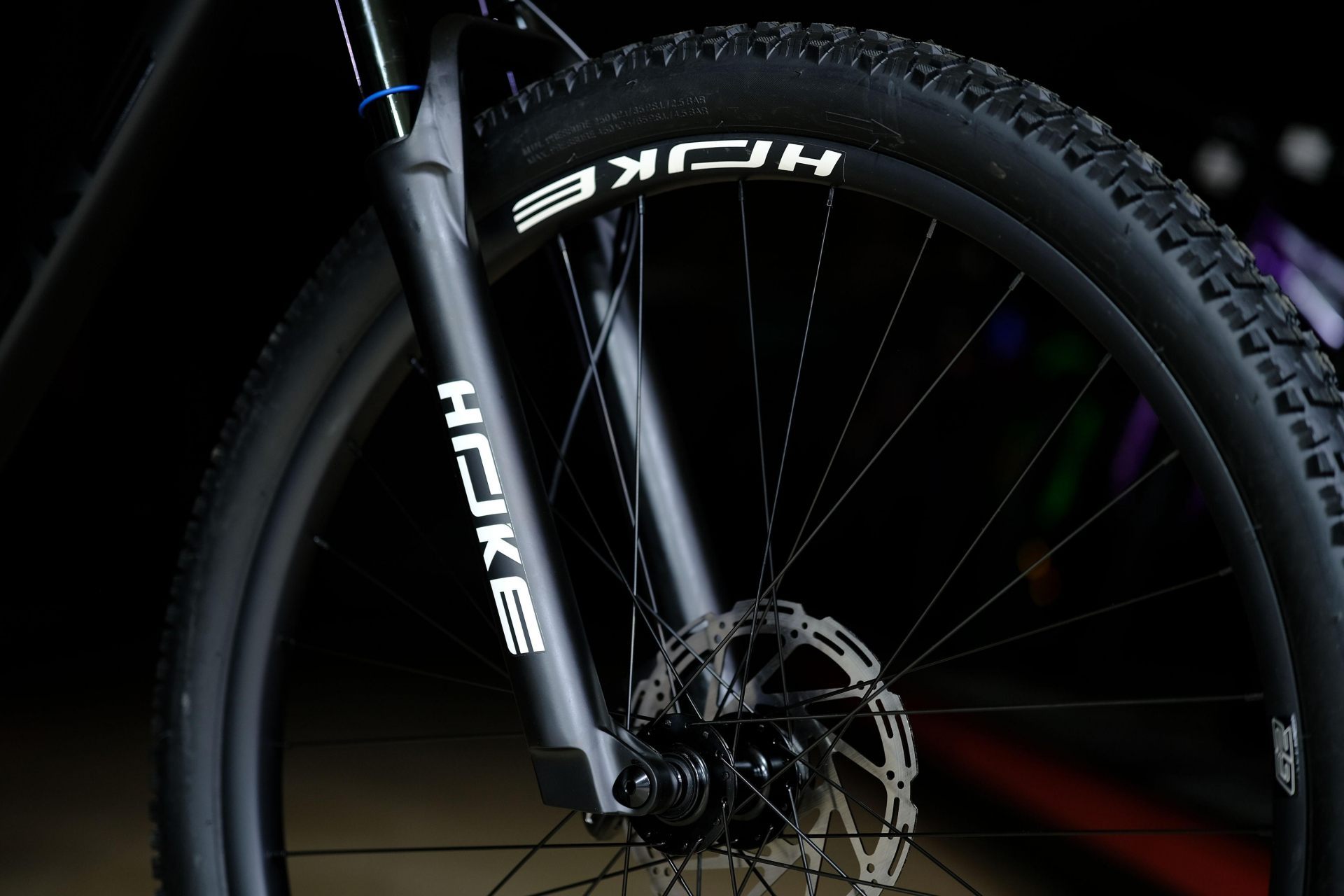 Обод 29 двойной усиленный ширина 36 mm, втулки алюминиевые на промах и осях
 HOKE 11 Way 29 HD матовый чёрный-серый 23